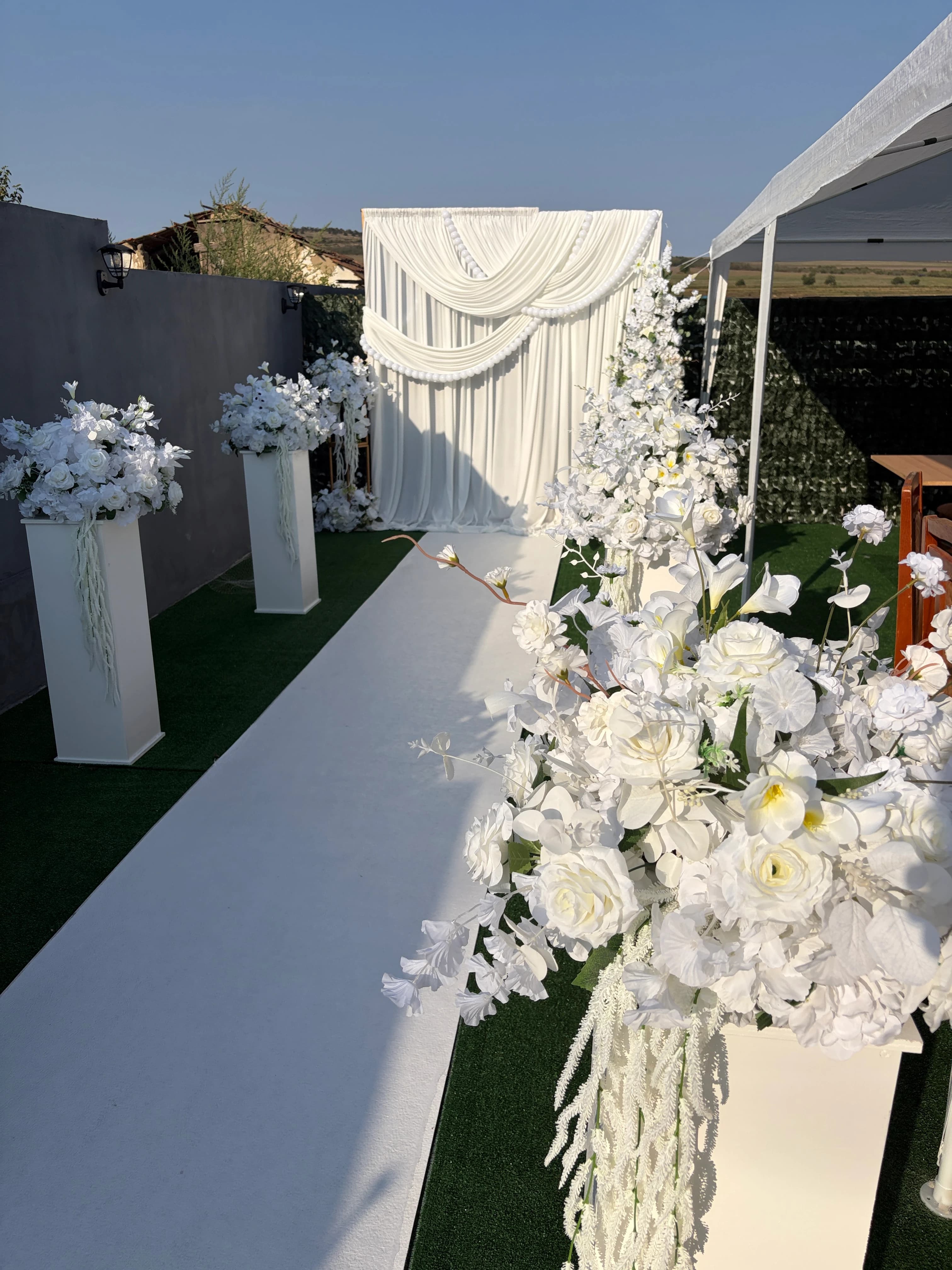 Decor curte mireasă – Eleganță în alb și flori spectaculoase | Era Decor