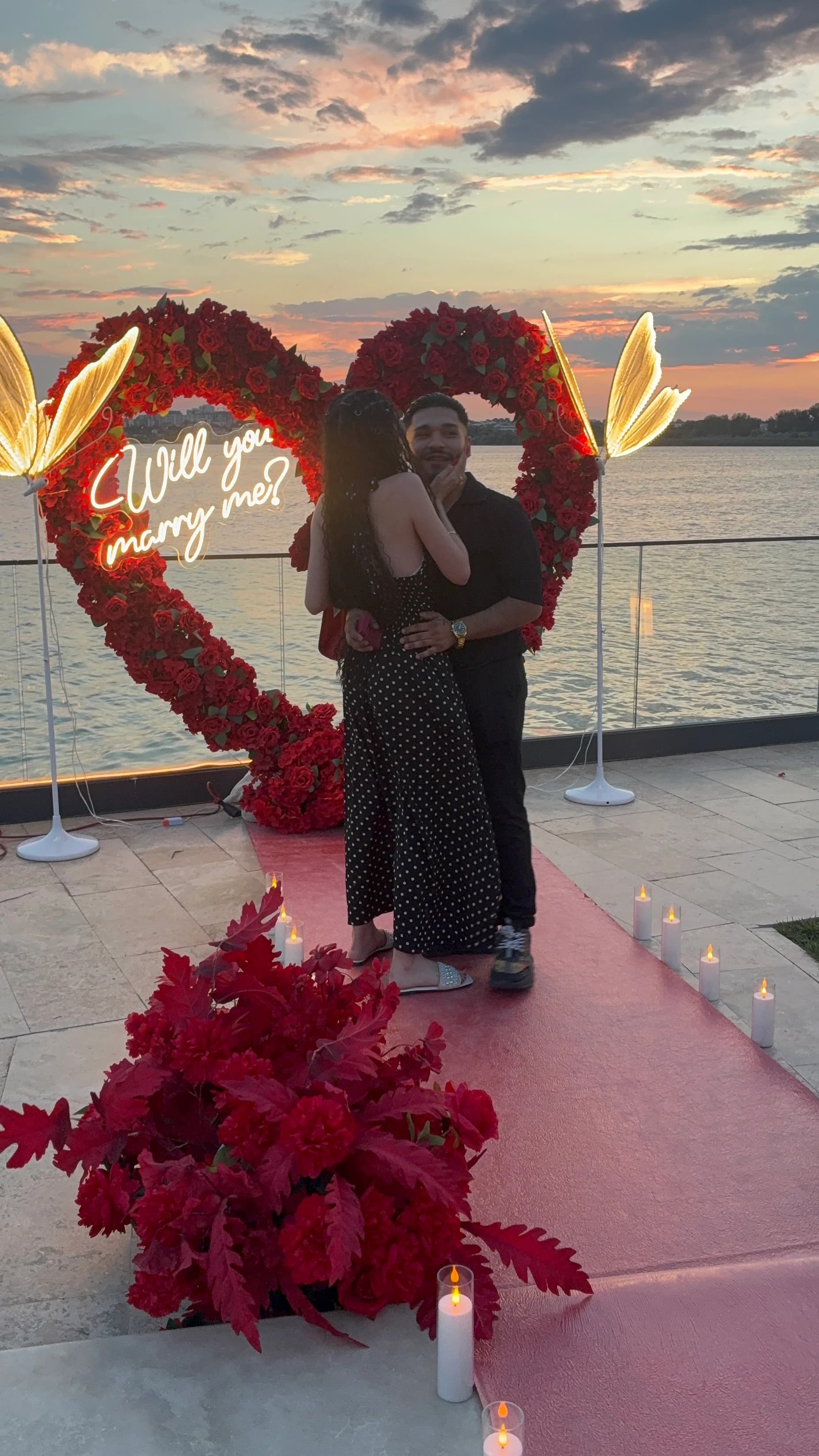 Cerere în căsătorie pe malul lacului, la apus – decor romantic