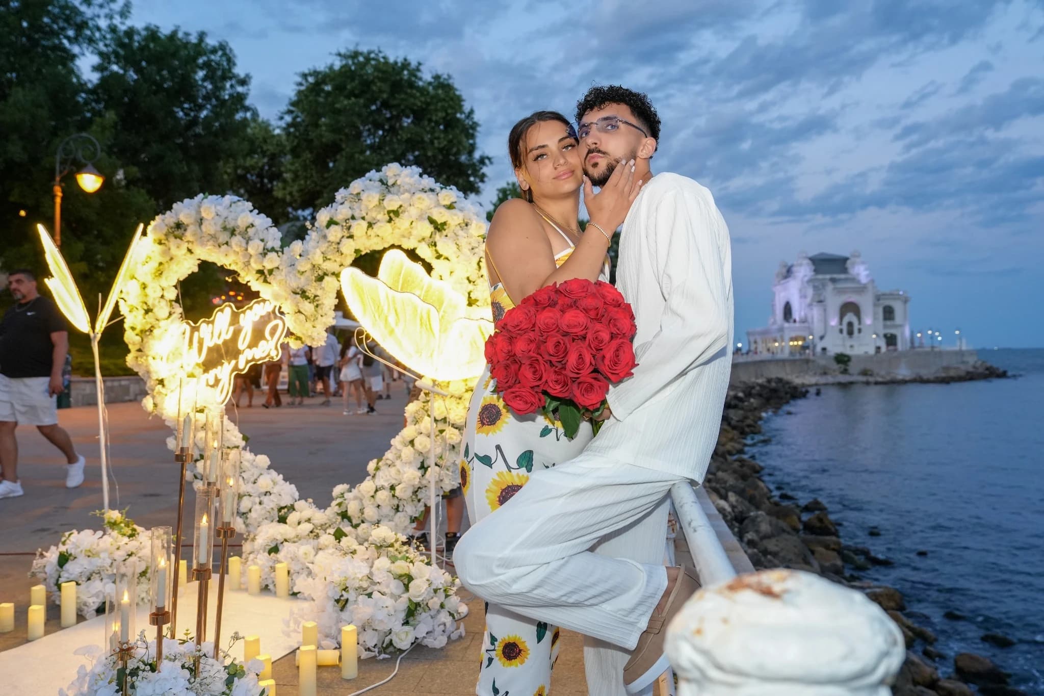 Cerere în căsătorie pe faleza Cazino din Constanța – decor romantic și efecte speciale