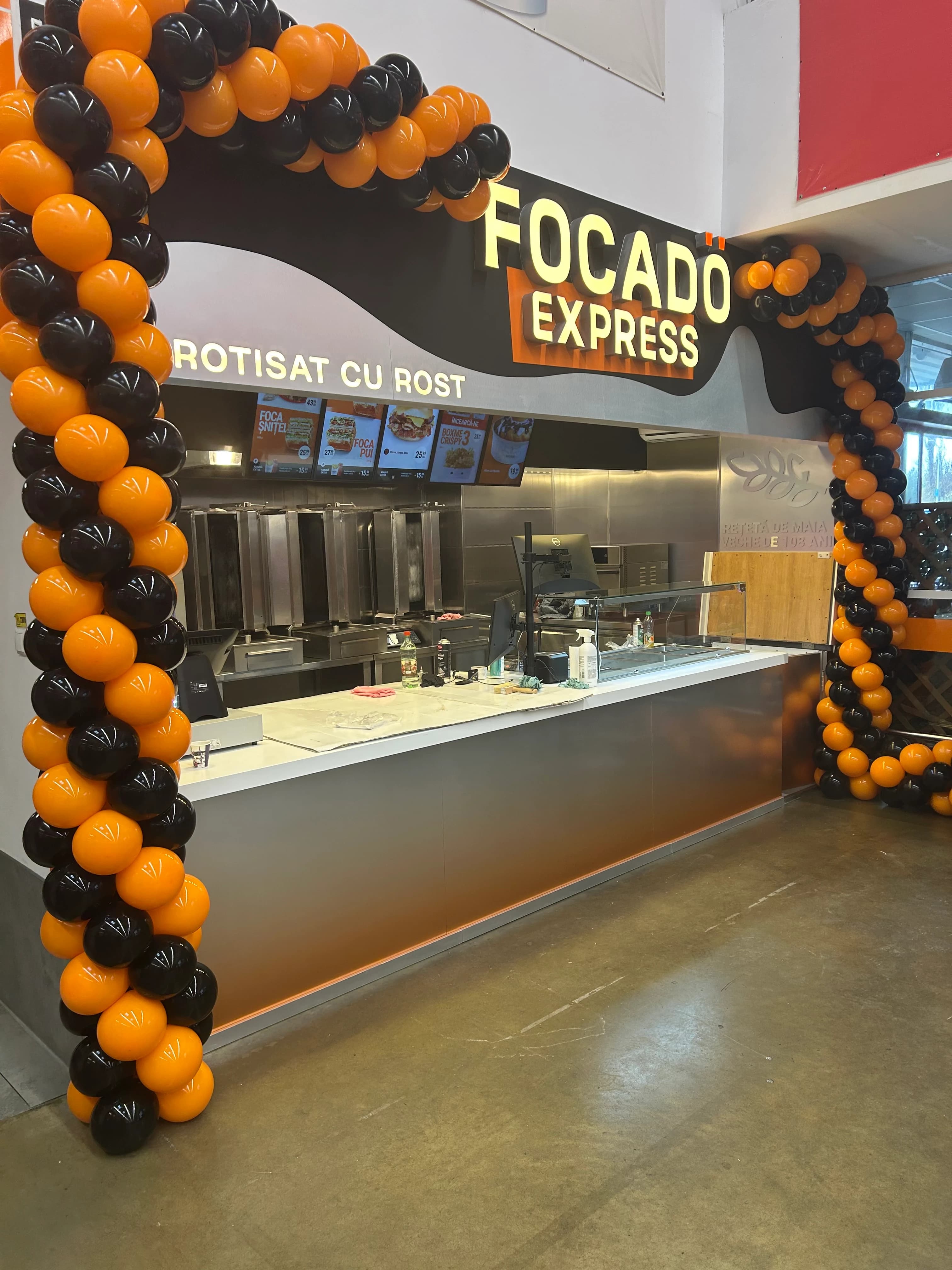 Arcadă de baloane pentru inaugurare fast-food FOCADOO