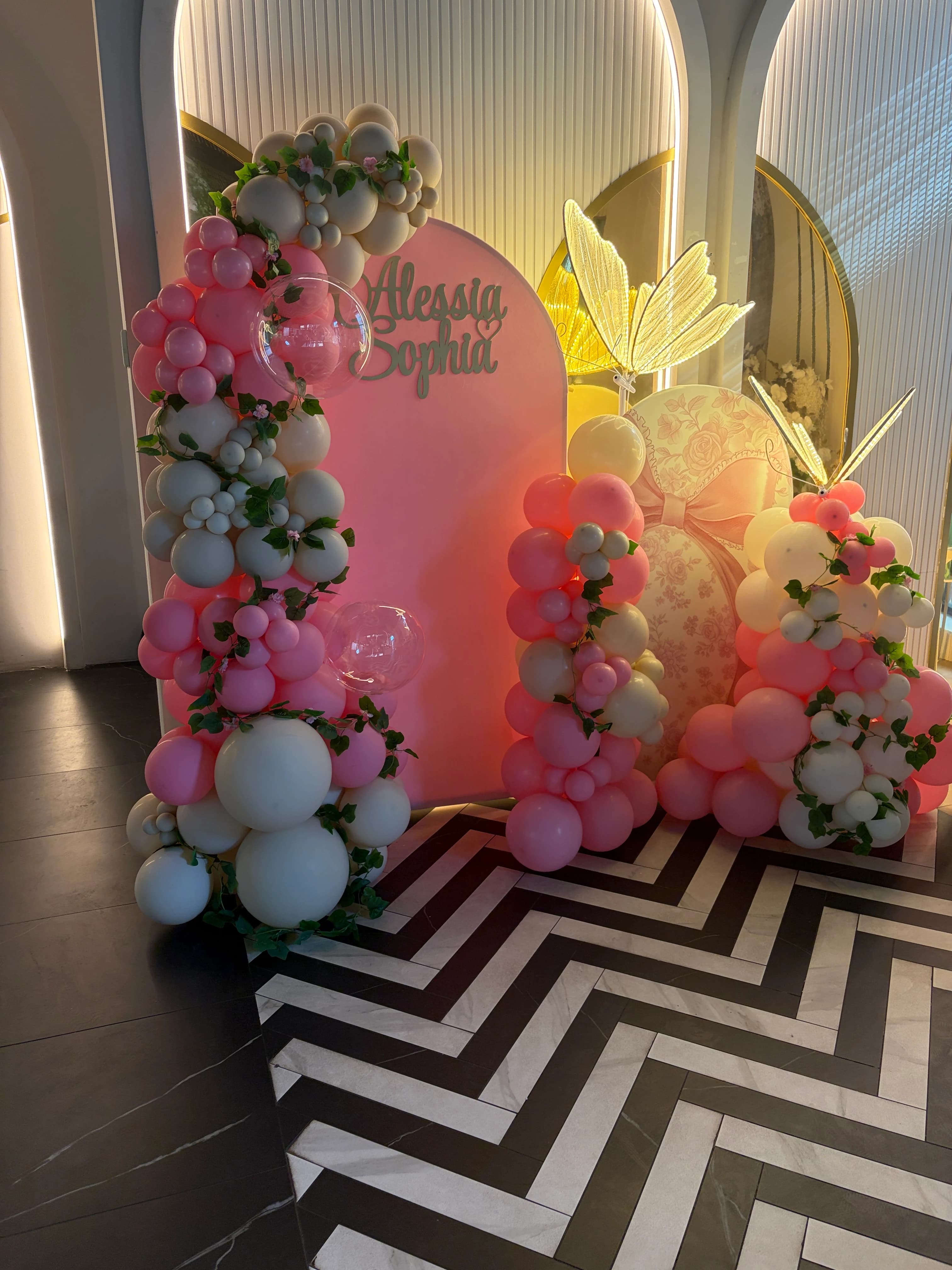 Decor Botez Fetiță cu Baloane și Panou Personalizat | ERA Decor by ERA Events