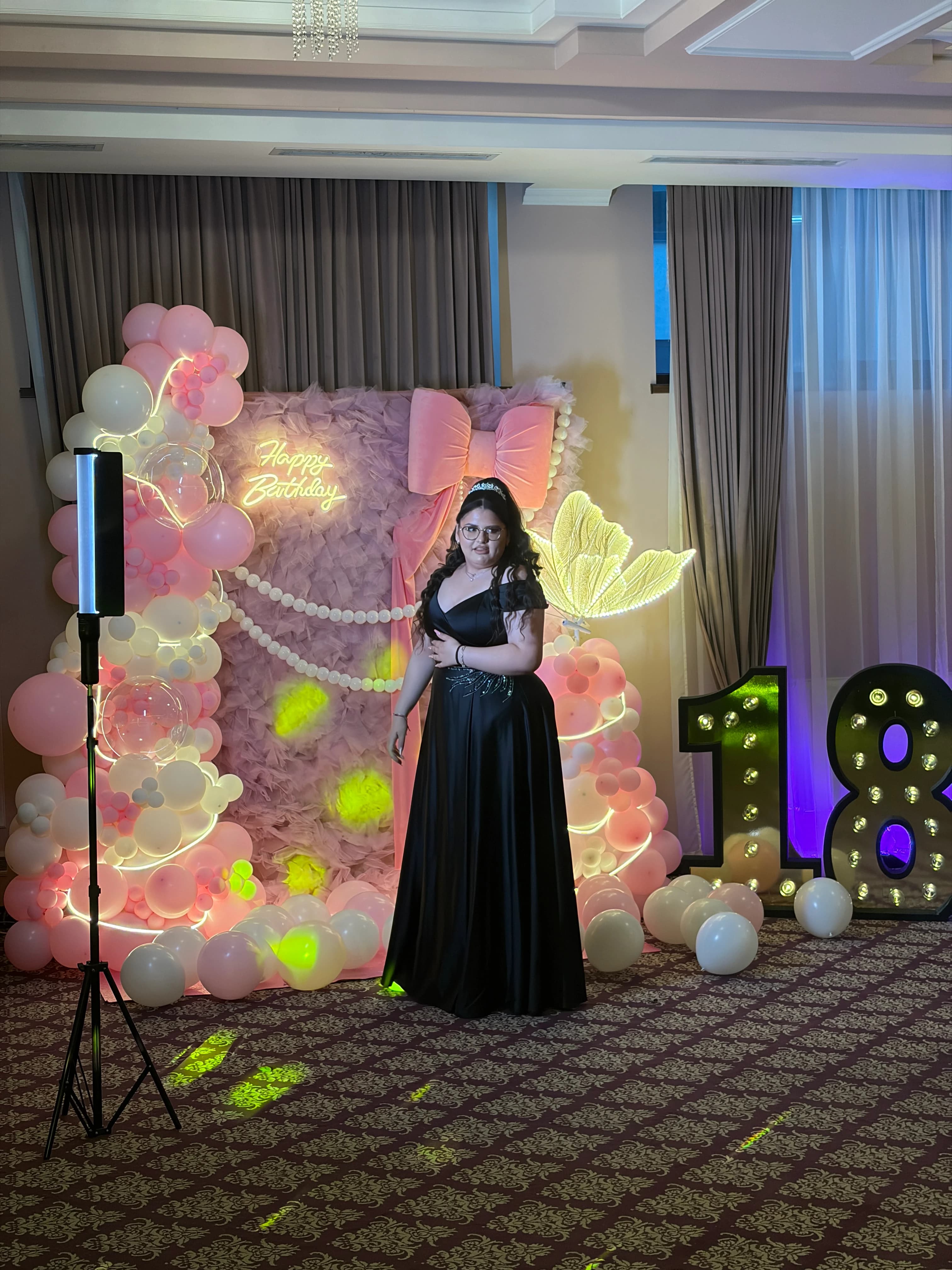 Decor Majorat 18 Ani cu Baloane, Fundal Personalizat și Cifre Luminoase | ERA Decor by ERA Events