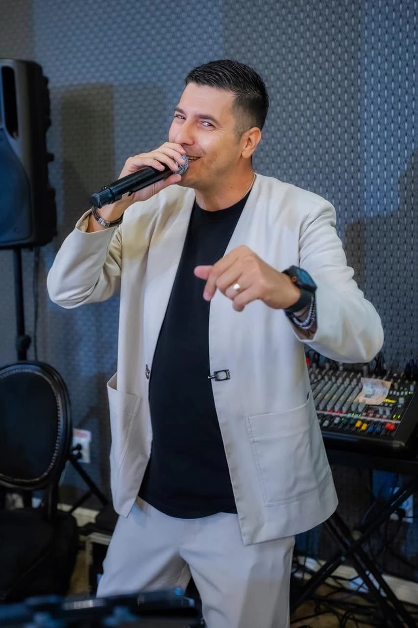DJ/MC Andrei Ene - Două petreceri. Două zile. Același vibe. Oameni diferiți.