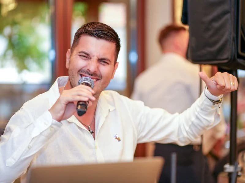 DJ/MC pentru petrecere corporate pe malul lacului în Mamaia