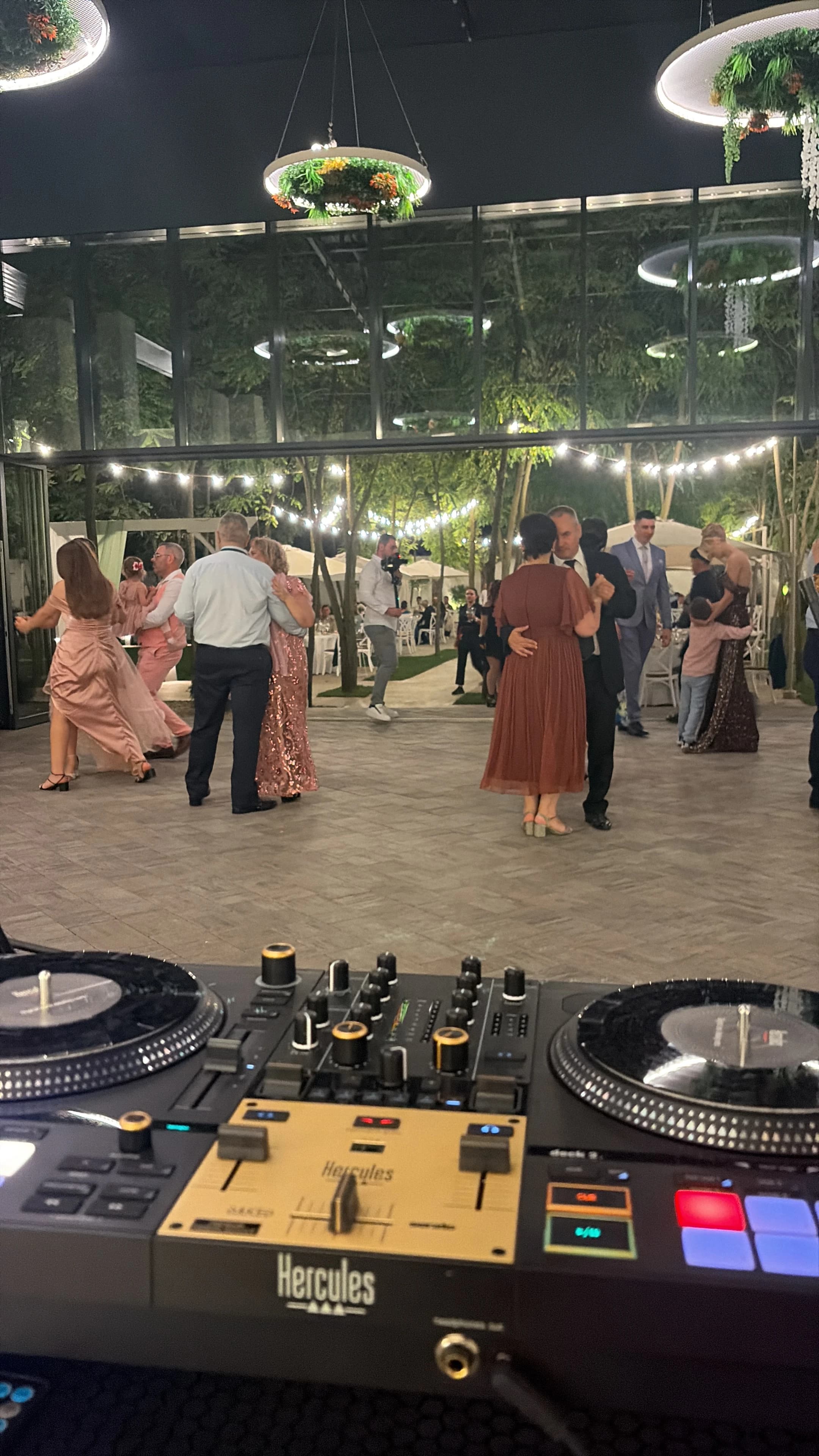 DJ și solist vocal pentru nuntă la Aybo Garden Agigea – cabină foto, fum și artificii