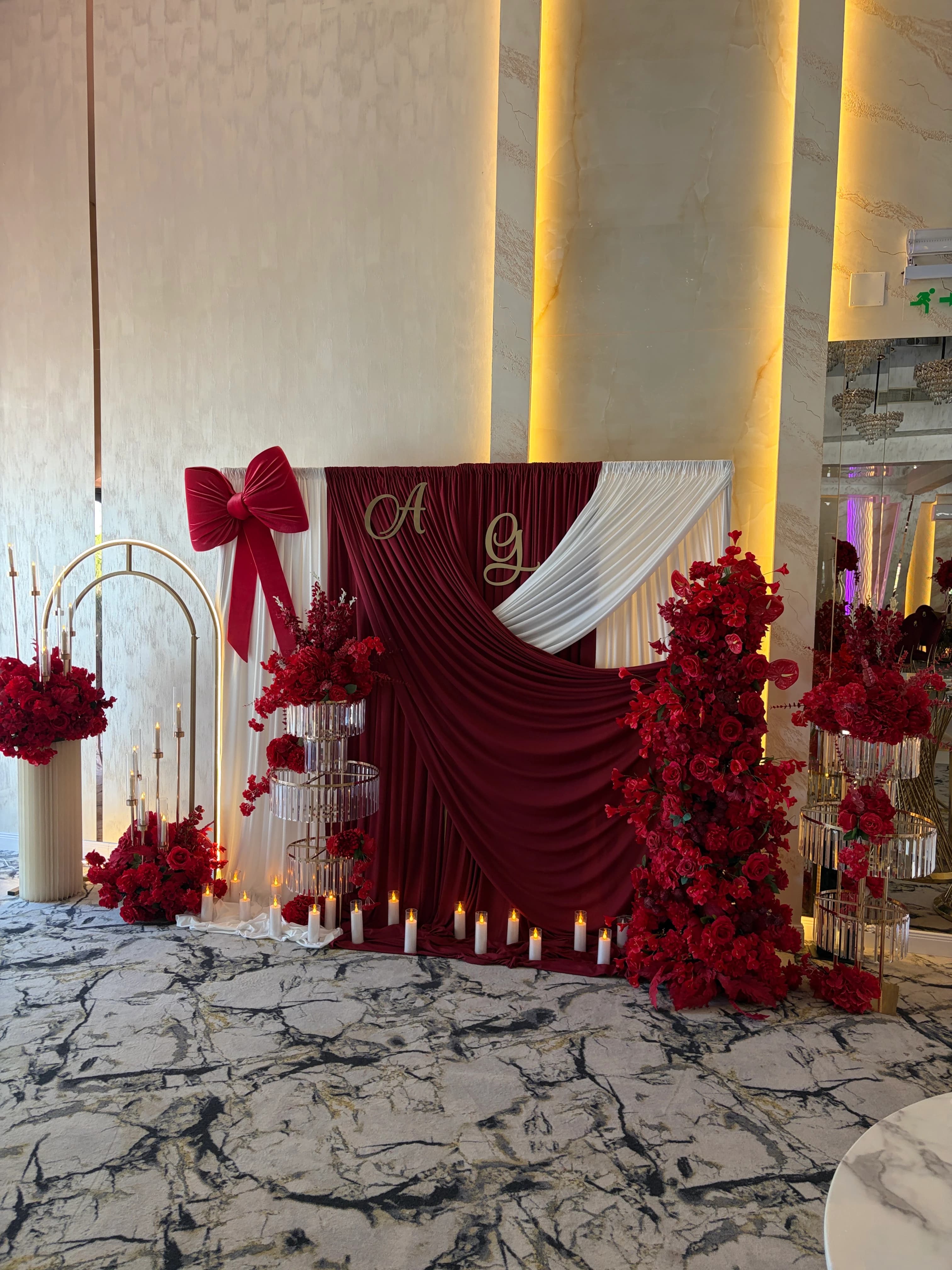 Decor cununie civilă elegantă în burgundy și alb | Era Decor