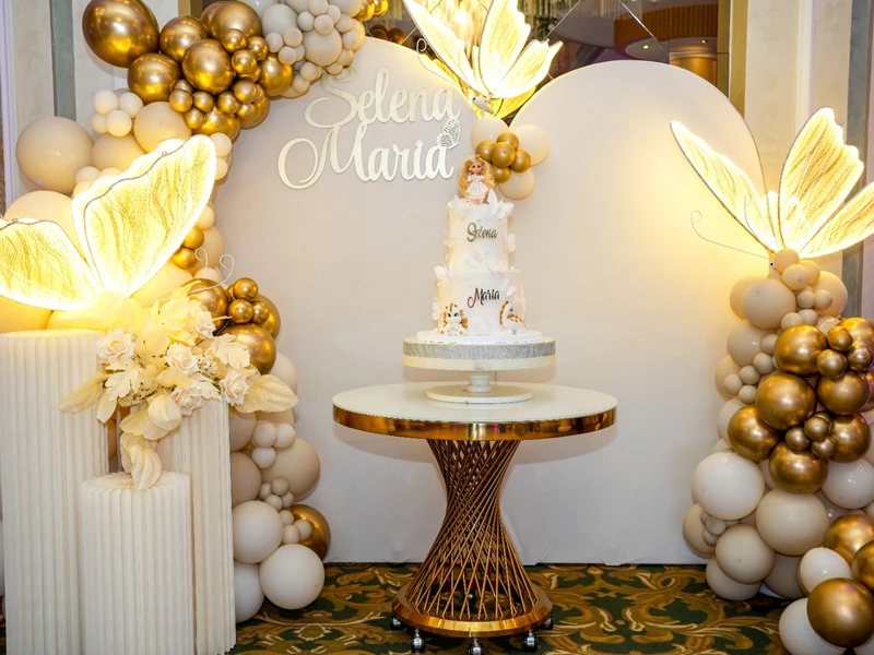 Decor elegant pentru botez în nuanțe ivoire și auriu